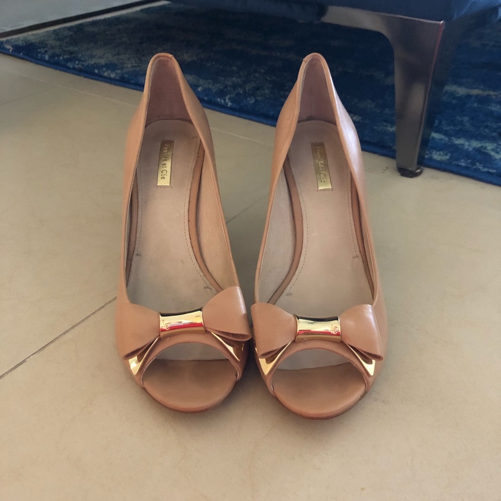 Louise Et Cie Nude and Gold Bow Peeptoe Pump